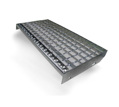 Ступень из решетчатого настила